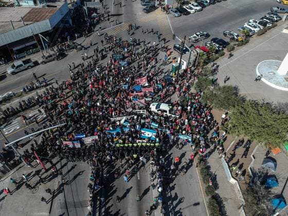 News Themen der Woche KW47 News Bilder des Tages Groups of people try to cross El Chaparral, in the city of Tijuana, in the state of Baja California, Mexico, 25 November 2018. A group of migrants from the caravan of Central Americans who advanced today towards the San Ysidro (USA) gateway deviated from the planned route to try to cross the border wall by other points, while the US border police threw tear gas . They stopped some friends who were going to throw themselves (from the wall) and they threw a bomb at us and an North American was signaling that he was going to kill us said Alexis, a Honduran migrant member of the caravan. Migrants try to cross wall with USA and they receive tear gas !ACHTUNG: NUR REDAKTIONELLE NUTZUNG!  Copyright: xDavidxGuzmánx AME474 20181125-636787822577110120