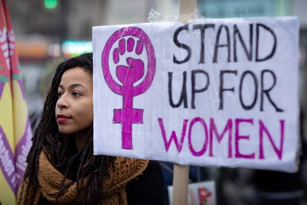 Demo am Internationalen Tag für das Ende der Gewalt gegen Frauen Demonstration zum Internationalen Tag für das Ende der Gewalt gegen Frauen. Über 500 Menschen demonstrieren am Internationalen Tag zur Beseitigung von Gewalt gegen Frauen durch Berlin Neukölln und Kreuzberg. Menschenrechtsorganisationen protestieren jährlich am 25. November gegen Gewalt gegen Frauen. Seit 1918 erinnern Feministinnen an dem Tag die drei Schwestern Mirabal, die 1960 durch M i l i t ä r a n g e h ö r i g e in der D o m i n i k a n i s c h e n R e p u b l i k ermordet wurden. Demonstrantin mit Schild: Stand up for women. Berlin Berlin Deutschland *** Demonstration on International Day for the Elimination of Violence against Women Demonstration on International Day for the Elimination of Violence against Women Over 500 people demonstrate on International Da
