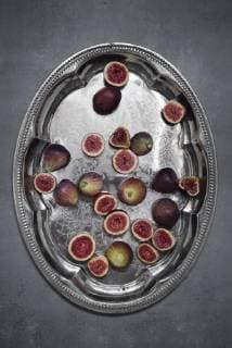 Fresh organic figs on silver tray  CZF00332