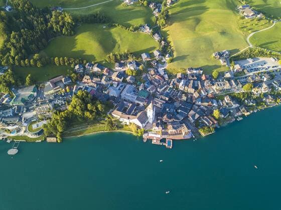Austria, Salzkammergut, Sankt Wolfgang, Aerial view of Lake Wolfgangsee  JUNF01281