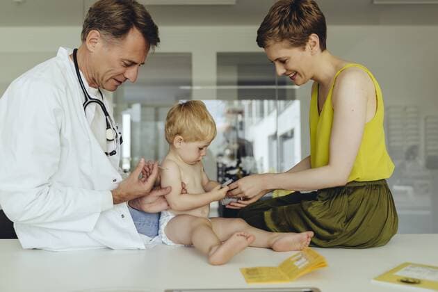 Pediatrician vaccinating toddler, injecting infant s arm, mother watching model released Symbolfoto property released  MFF04459