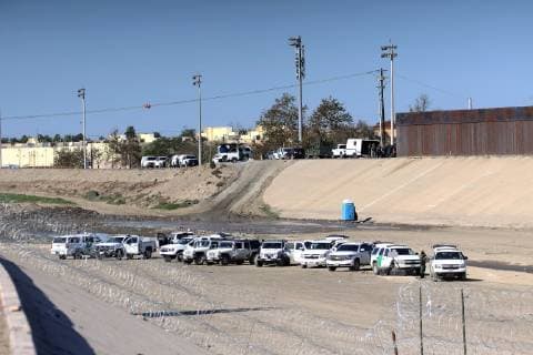 US migration workers reinforce the steel wire barriers along the border line, in Tijuana, Mexico, 27 November 2018. The Government of the President of the United States, Donald Trump, warned today that it will again use tear gas against migrants who are on the border with Mexico if they attack US border agents. The spokesman of the Department of National Security (DHS, in English), Tyler Houlton, said during a telephone press conference that the use of pepper or tear gas in migratory work has happened in the past and that if the agents return to be stoned, it will happen again. USA warns that it would resort to tear gas against migrants !ACHTUNG: NUR REDAKTIONELLE NUTZUNG!  Copyright: xAlejandroxZepedax AME1432 20181127-636789486143221575