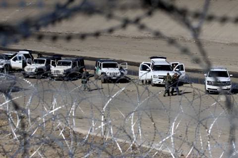 US border patrol agents reinforce the steel wire barriers along the border line, in Tijuana, Mexico, 27 November 2018. The US Government warned about the use tear gas against migrants at the border with Mexico if they attack US border agents again. USA warns about use of tear gas against migrants !ACHTUNG: NUR REDAKTIONELLE NUTZUNG!  Copyright: xAlejandroxZepedax AME1455 20181127-636789511000591573