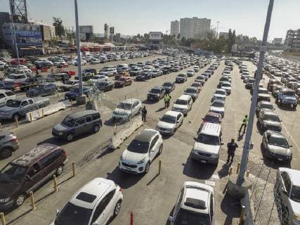 November 26, 2018 - San Ysidro, CA, United States of America - Vehicles line up at the border into the United States from Mexico as Customs and Border Patrol shut it down at the San Ysidro crossing after members of the migrant caravan attempted to illegally cross November 26, 2018 in San Ysidro, California. San Ysidro United States of America - ZUMAp138 20181126_zaa_p138_012 Copyright: xManixAlbrechtx