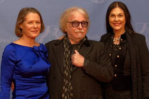 Verleihung des Staatspreises des Landes NRW 2018 an Bernhard Paul. Im Bild Zirkus-Roncalli-Gründer Bernhard Paul vor Beginn der Veranstaltung mit Christina Rau (links) und Ehefrau Eliana Larible-Paul. Köln Nordrhein-Westfalen Deutschland