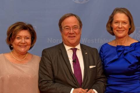 Verleihung des Staatspreises des Landes NRW 2018 an Bernhard Paul. Im Bild im Vorfeld der Preisverleihung der Ministerpräsident des Landes Nordrhein-Westfalen mit seiner Ehefrau Susanne Laschet und Christina Rau (rechts). Köln Nordrhein-Westfalen Deutschland