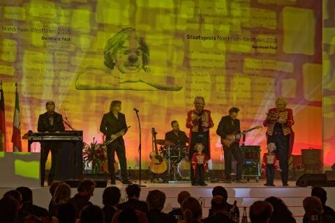 Verleihung des Staatspreises des Landes NRW 2018 an Bernhard Paul. Im Bild auf der Bühne die Kölner Musikgruppe Höhner , die im Gürzenich die Feierlichkeit eingeleitet haben. Köln Nordrhein-Westfalen Deutschland