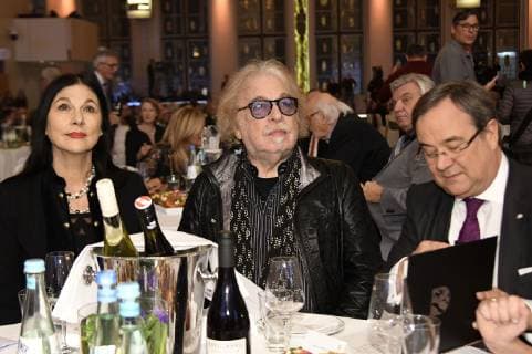 Bernhard Paul mit Ehefrau Eliana Larible und Armin Laschet bei der Verleihung des Staatspreises NRW im Gürzenich. Köln, 27.11.2018