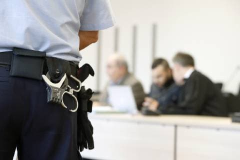 Justiz, Symbolfotos 14.11.2018 Essen Prozess am Landgericht Essen . Angeklagter wird durch Justizbeamten bewacht , Symbolbild *** 14 11 2018 Essen Trial at Essen Regional Court Defendant is guarded by judicial officers Symbol image