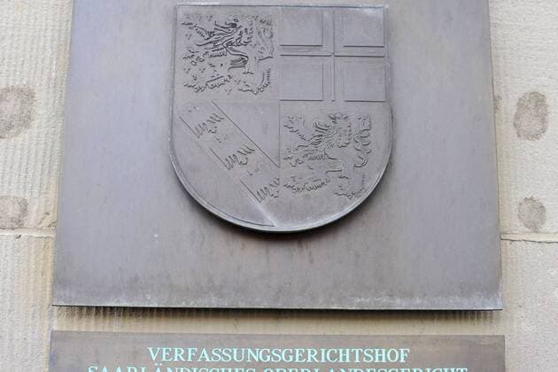 Schilder Verfassungsgerichtshof im Landgericht in Saarbrücken, fotografiert am Dienstag (31.08.2010). *** Signs constitutional court in the regional court in Saarbrücken photographed on Tuesday 31 08 2010