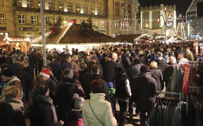 Abschluss_Weihnachtsmarkt 23.12.2017, Chemnitz, am Samstag Abend erlebte der chemnitzer Weihnachtsmarkt einen regelrechten Anstum, Tausende Besucher kamen und es bildeten sich lange Warteschlangen vor den Verkaufsständen. Chemnitz Sachsen BRD