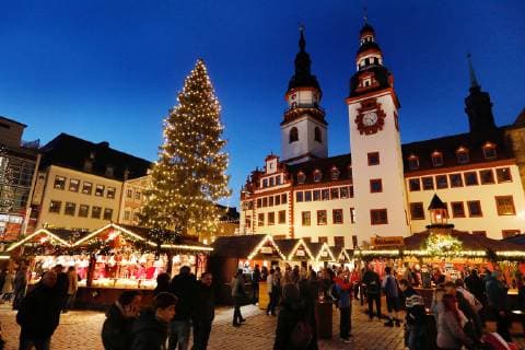 Weihnachtsmarkt 25.11.2016, Chemnitz, Weihnachten, Weihnachtsmarkt Am Freitag wurde der Weihnachtsmarkt durch OB Barbara Ludwig und den Weihnachtsmann mit dem traditionellen Stollenanschnitt eröffnet. Chemnitz Sachsen BRD *** Christmas Market 25 11 2016 Chemnitz Christmas Christmas Market On Friday the Christmas Market was opened by Lord Mayor Barbara Ludwig and Santa Claus with the traditional Stollen gouge Chemnitz Saxony BRD