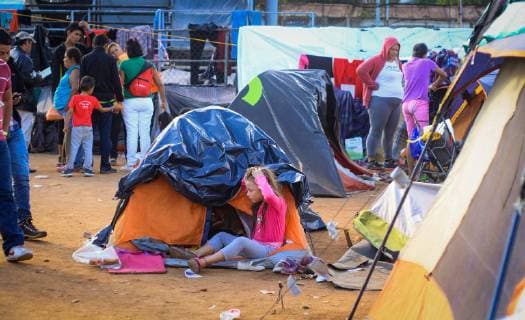 General view of the tents where migrants live in a shelter in Tijuana, Mexico, 28 November 2018. The migrants who entered Mexico at the end of October and converged on Tijuana in recent weeks, are close to the critical point before their overcrowding in a shelter in this border city. EFE Joebeth Terriquez Caravans of migrants near the critical point in the Tijuana shelter !ACHTUNG: NUR REDAKTIONELLE NUTZUNG!  Copyright: xJoebethxTerriquezx AME2145 20181129-636790593310523095