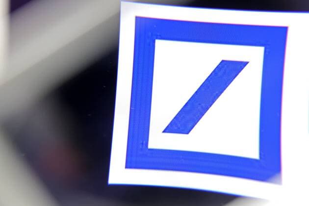 Razzia bei der Deutschen Bank, Verdacht der Geldwaesche, Logo der Deutschen Bank auf einem PC Monitor durch eine Lupe betrachtet Deutsche Bank, Logo, Website am 29.11.2018 in Siegen Deutschland. No property release, No Trademark rights