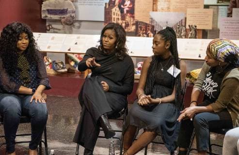 Berühmte Feministinnen, Michelle Obama November 29, 2018 - Philadelphia, Pennsylvania, U.S - Former First Lady MICHELLE OBAMA, and comedian PHOEBE ROBINSON, from the hit HBO show, Two Dope Queens, surprised twelve high school girls from the beGirl.world organization at the African American Museum in Philadelphia PA The organization was co-founded by her formal White House social secretary, Deesha Dyer Philadelphia U.S. - ZUMArf1_ 20181129_zaf_rf1_008 Copyright: xRickyxFitchettx