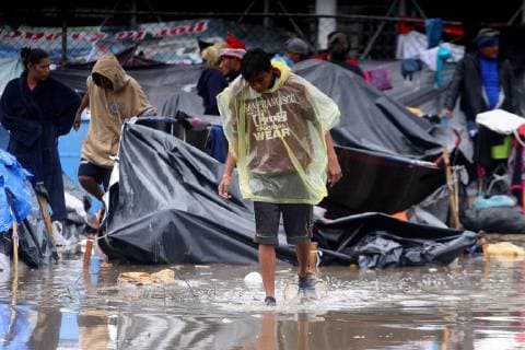 News Bilder des Tages Members of the Central American migrant caravan walk in the rain after the shelter where they were staying got flooded due to the heavy rains, in Tijuana, Mexico, 29 November 2018. The situation of the Central Americans stuck at the Tijuana border entered a new stage of waiting as the new government of Andres Manuel Lopez Obrador will be made official next Saturday. Central Americans await AMLO s oath of office in Mexico !ACHTUNG: NUR REDAKTIONELLE NUTZUNG!  Copyright: xAlejandroxZepedax AME2627 20181130-636791397638835695