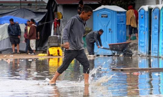 Members of the Central American migrant caravan walk in the rain after the shelter where they were staying got flooded due to the heavy rains, in Tijuana, Mexico, 29 November 2018. The situation of the Central Americans stuck at the Tijuana border entered a new stage of waiting as the new government of Andres Manuel Lopez Obrador will be made official next Saturday. Central Americans await AMLO s oath of office in Mexico !ACHTUNG: NUR REDAKTIONELLE NUTZUNG!  Copyright: xAlejandroxZepedax AME2635 20181130-636791399452747787