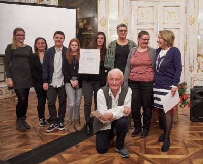 Preisträger Thilo Pohle (vorne) und seine Filmgruppe Rothenburg mit Ingrid Seinsch, Stiftung Erinnerung, Verleihung Marion-Samuel-Preis 2018 der Stiftung Erinnerung an die Dokumentarfilmgruppe Rothenburg ob der Tauber; Regierung von Schwaben, Rokoko-Saal, 29.11.2018, Verleihung Marion-Samuel-Preis 2018 der Stiftung Erinnerung an die Dokumentarfilmgruppe Rothenburg ob der Tauber