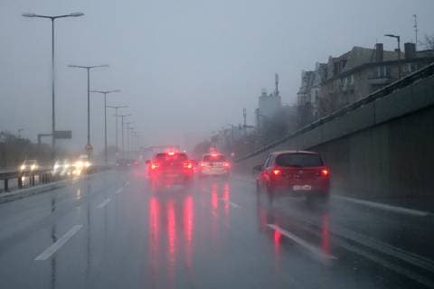 13.11.2018, Berlin, GER - Autos fahren bei Regen und Nebel auf der A103. (A 103, A103, Abstand, Alltag, Aquaplaning, aussen, Aussenaufnahme, Autobahn, Autofahrer, Automobile, Autos, Autoverkehr, BAB 103, beeintraechtigt, Beeintraechtigung, Berlin, Bremslichter, Bremsweg, Bundesautobahn, deutsch, Deutschland, diesig, Europa, europaeisch, Fahrbahn, fahren, fahrend, Fahrzeuge, gefaehrlich, Gefahr, Gesellschaft, Individualverkehr, Jahreszeit, Kfz, Kraftfahrzeuge, Licht, Meteorologie, Naesse, nass, Nebel, neblig, Niederschlag, Personenkraftwagen, PKW, QF, Querformat, Reflexion, Regen, regennass, Regentropfen, Regenwetter, regnerisch, Rutschgefahr, rutschig, Scheinwerfer, Scheinwerferlicht, schlechte Sicht, schlechtes Wetter, Schlechtwetter, sehen, Sicherheit, Sicherheitsabstand, Sicht, Sichtbehinderung, Sichtproblem, Sichtweite, spiegeln, Spie