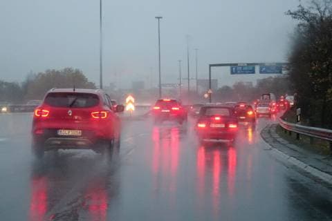 13.11.2018, Berlin, GER - Autos fahren bei Regen und Nebel auf der A103. (A 103, A103, Abstand, Alltag, Aquaplaning, aussen, Aussenaufnahme, Autobahn, Autofahrer, Automobile, Autos, Autoverkehr, BAB 103, beeintraechtigt, Beeintraechtigung, Berlin, Bremslichter, Bremsweg, Bundesautobahn, deutsch, Deutschland, diesig, Europa, europaeisch, Fahrbahn, fahren, fahrend, Fahrzeuge, gefaehrlich, Gefahr, Gesellschaft, Individualverkehr, Jahreszeit, Kfz, Kraftfahrzeuge, Licht, Meteorologie, Naesse, nass, Nebel, neblig, Niederschlag, Personenkraftwagen, PKW, QF, Querformat, Reflexion, Regen, regennass, Regentropfen, Regenwetter, regnerisch, Rutschgefahr, rutschig, Scheinwerfer, Scheinwerferlicht, schlechte Sicht, schlechtes Wetter, Schlechtwetter, sehen, Sicherheit, Sicherheitsabstand, Sicht, Sichtbehinderung, Sichtproblem, Sichtweite, spiegeln, Spie