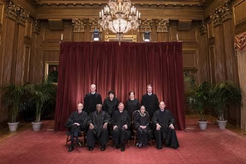 News Bilder des Tages The Supreme Court Justices pose for their official group portrait in the Supreme Court on November 30, 2018 in Washington, D.C. Seated from left: Associate Justice Stephen Breyer, Associate Justice Clarence Thomas, Chief Justice John G. Roberts, Associate Justice Ruth Bader Ginsburg and Associate Justice Samuel Alito, Jr. Standing behind from left: Associate Justice Neil Gorsuch, Associate Justice Sonia Sotomayor, Associate Justice Elena Kagan and Associate Justice Brett M. Kavanaugh.  WAP20181130302 KEVINxDIETSCH