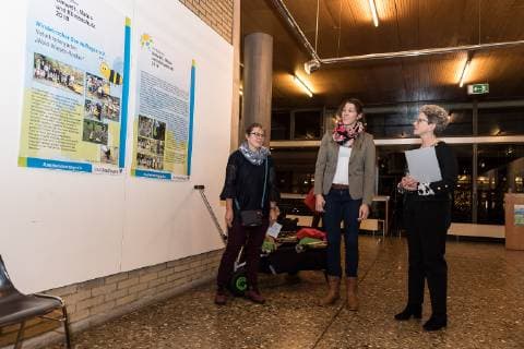Reutlingen Foederpreis Umwelt-, Natur- und Klimaschutz 2018 der Stadt Reutlingen, Preisverleihung, Ausstellung, 30.11.2018 Vorstellung Wald-Wiesenrocker Projekt des Windelrocker e.V. durch Frau Stephanie Kroener (Einrichtungsleitung) und Frau Corinna Walther (Vorstand), daneben OB Barbera Bosch, Foederpreis Umwelt-, Natur- und Klimaschutz 2018 der Stadt Reutlingen, Preisverleihung, Ausstellung, 30.11.2018, Copyright: xWalther xEibner-Pressefotox EP_swr