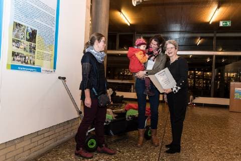 Reutlingen Foederpreis Umwelt-, Natur- und Klimaschutz 2018 der Stadt Reutlingen, Preisverleihung, Ausstellung, 30.11.2018 Urkundenuebergabe, Wald-Wiesenrocker Projekt des Windelrocker e.V. an Frau Stephanie Kroener (Einrichtungsleitung) und Frau Corinna Walther (Vorstand), durch OB Barbera Bosch, Foederpreis Umwelt-, Natur- und Klimaschutz 2018 der Stadt Reutlingen, Preisverleihung, Ausstellung, 30.11.2018, Copyright: xWalther xEibner-Pressefotox EP_swr