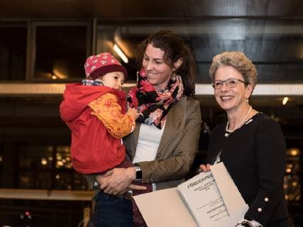 Reutlingen Foederpreis Umwelt-, Natur- und Klimaschutz 2018 der Stadt Reutlingen, Preisverleihung, Ausstellung, 30.11.2018 Urkundenuebergabe, Wald-Wiesenrocker Projekt des Windelrocker e.V. an Frau Stephanie Kroener (Einrichtungsleitung) und Frau Corinna Walther (Vorstand), durch OB Barbera Bosch, Foederpreis Umwelt-, Natur- und Klimaschutz 2018 der Stadt Reutlingen, Preisverleihung, Ausstellung, 30.11.2018, Copyright: xWalther xEibner-Pressefotox EP_swr