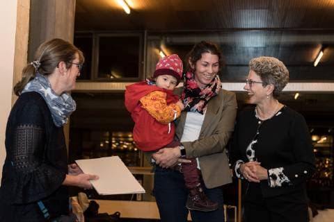 Reutlingen Foederpreis Umwelt-, Natur- und Klimaschutz 2018 der Stadt Reutlingen, Preisverleihung, Ausstellung, 30.11.2018 Urkundenuebergabe, Wald-Wiesenrocker Projekt des Windelrocker e.V. an Frau Stephanie Kroener (Einrichtungsleitung) und Frau Corinna Walther (Vorstand), durch OB Barbera Bosch, Foederpreis Umwelt-, Natur- und Klimaschutz 2018 der Stadt Reutlingen, Preisverleihung, Ausstellung, 30.11.2018, Copyright: xWalther xEibner-Pressefotox EP_swr