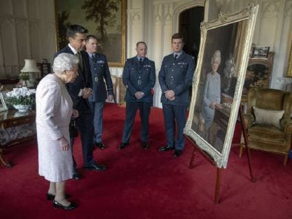 . 30 11 2018. Windsor, United Kingdom. Queen Elizabeth II, accompanied by (left to right) artist Stuart Brown, Air Commodore Scott Miller, Deputy Commandant of The Defence Academy of the United Kingdom, Warrant Officer Shaun Griffin and Wing Commander Dale White, RAF Force Protection Force, as she views a new portrait of her at Windsor Castle, commissioned by the RAF Regiment to celebrate its 75th anniversary  xPoolx xi-Imagesx IIM-18949-0001