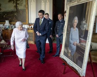 . 30 11 2018. Windsor, United Kingdom. Queen Elizabeth II, accompanied by (left to right) artist Stuart Brown, Air Commodore Scott Miller, Deputy Commandant of The Defence Academy of the United Kingdom, Warrant Officer Shaun Griffin and Wing Commander Dale White, RAF Force Protection Force, as she views a new portrait of her at Windsor Castle, commissioned by the RAF Regiment to celebrate its 75th anniversary  xPoolx xi-Imagesx IIM-18949-0003