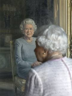 . 30 11 2018. Windsor, United Kingdom. Queen Elizabeth II views a new portrait at Windsor Castle, commissioned by the RAF Regiment to celebrate its 75th anniversary. The painting by artist Stuart Brown is of Queen Elizabeth II in the White Drawing Room at Windsor Castle wearing a brooch presented to her by the RAF Regiment which shows the Astral Crown and crossed Lee Enfield rifles.  xPoolx xi-Imagesx IIM-18949-0004
