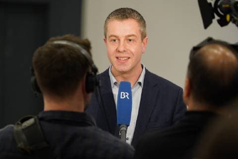 30.11.2018, Berlin, Deutschland, GER, CDU-Regionalkonferenz, Friedrich Merz, Annegret Kramp-Karrenbauer und Jens Spahn stellen sich den Mitgliedern des Landesverbands Berlin-Brandenburg vor. Stefan Evers gibt den BR ein Interview. *** 30 11 2018 Berlin Germany GER CDU Regional Conference Friedrich Merz Annegret Kramp Karrenbauer and Jens Spahn introduce themselves to the members of the Berlin Brandenburg State Association Stefan Evers gives the BR an interview