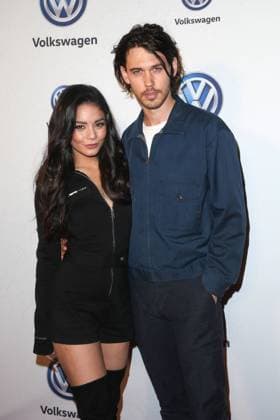 Vanessa Hudgens und Austin Butler bei der Ankunft zum Volkswagen Drive-In Event am 30.11.2018 in Los Angeles Volkswagen Drive-In Event 2018 in Los Angeles *** Vanessa Hudgens and Austin Butler arriving at the Volkswagen Drive In Event on 30 11 2018 in Los Angeles Volkswagen Drive In Event 2018 in Los Angeles 