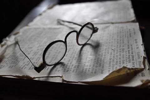  Alte Brille auf historischem Buch, Museum altfriesisches Haus, Keitum, Sylt, nordfriesische Inseln, Nordfriesland, Schleswig-Holstein, Deutschland, Europa *** Old Glasses on Historical Book Museum Old Frisian House Keitum Sylt North Frisian Islands North Frisia Schleswig Holstein Germany Europe Copyright: imageBROKER/IngoxSchulz iblisb04399785.jpg