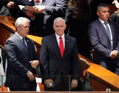 Mexiko Stadt, Amtseinführung Andres Manuel Lopez Obrador US Vice President Mike Pence (C) and Colombian President Ivan Duque (L) attend a session at the Mexican Congress for the investiture of Mexican President-elect Andres Manuel Lopez Obrador, in Mexico City, Mexico, 01 December 2018. Investiture of Mexican President-elect Andres Manuel Lopez Obrador in Mexico City !ACHTUNG: NUR REDAKTIONELLE NUTZUNG!  Copyright: xJosexMendezx AME3708 20181201-636792847506268782