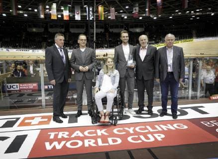 Bundesaussenminister Heiko Maas, SPD, besucht den Bahnrad-Weltcup in Berlin. Hier bei der Ehrung der Radsportler des Jahres 2018 an die querschnittgelaehmten Kristina Vogel und den Berliner Maximilian Schachmann. 01.12.2018, Berlin Deutschland *** Federal Foreign Minister Heiko Maas SPD visits the Bahnrad World Cup in Berlin Here at the tribute of the cyclists of the year 2018 to the paraplegic Kristina Vogel and the Berlin Maximilian Schachmann 01 12 2018 Berlin Germany Copyright: xThomasxKoehler photothek.netx