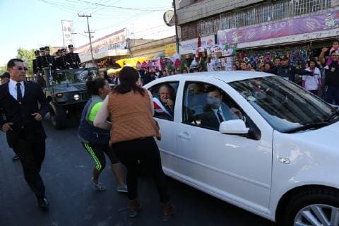 The new President of Mexico, Andres Manuel Lopez Obrador (C), greets sympathizers as he arrives at the National Palace, in Mexico City, Mexico, 01 December 2018. Obrador left Congress after his investiture and headed to the National Palace, where he will chair a reception for international leaders and will address citizens. Lopez Obrador heads to the National Palace !ACHTUNG: NUR REDAKTIONELLE NUTZUNG!  Copyright: xDavidxGuzmanx AME3907 20181201-636792987276156504