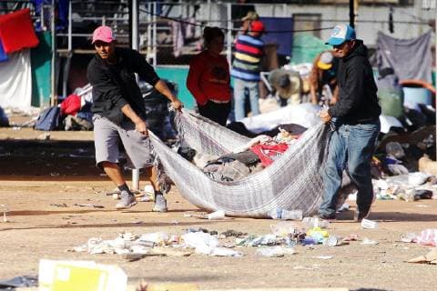 News Bilder des Tages People pick their belongings at the Benito Juarez shelter, in Tijuana, Baja California, Mexico, 01 December 2018. Mexico s health office closed the shelter which hosted people from the Central American migrant caravan due to hygiene issues. Health authorities close shelter in Tijuana for hygiene issues !ACHTUNG: NUR REDAKTIONELLE NUTZUNG!  Copyright: xAlejandroxZepedax AME4064 20181202-636793093919736620