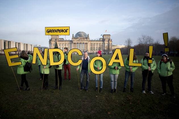 anti coal Protest, Demo Kohle stoppen DEU, Deutschland, Germany, Berlin, 01.12.2018 Demonstranten von Greenpeace mit Buchstaben We Will End Coal Now auf der Demonstration von UmweltInitiativen, BUND, NABU, Campact und anderen unter dem Motto Kohle stoppen Klimaschutz jetzt fuer den Klimaschutz fuer Erneuerbare Energien, gegen neue Kohlkraftwerke, gegen Kohle- und Atomkraft, gegen die Energiepolitik und die energiepolitischen Beschluesse der grossen Koalition von Union und SPD vor dem Reichstag, Deutscher Bundestag, im Regierungsviertel in Berlin. Environmental activists of Greenpeace protesting against coal-based energy on a rally of an anti coal protest against the energy policy of the German government and the coaltion under the slogan Stop Coal, Energiewende Retten in Berlin, Germany. Protests are taking place today in Berlin and Colog