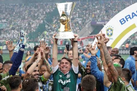 Brazilian President-elect Jair Bolsonaro (C) holds the trophy along the players of Palmeiras after the victory against Vitoria in the Brazilian Championships match played at the Allianz Parque stadium, in Sao Paulo, Brazil, 02 December 2018. Palmeiras vs. Vitoria !ACHTUNG: NUR REDAKTIONELLE NUTZUNG!  Copyright: xSebastiaoxMoreirax AME4550 20181202-636793876750508186