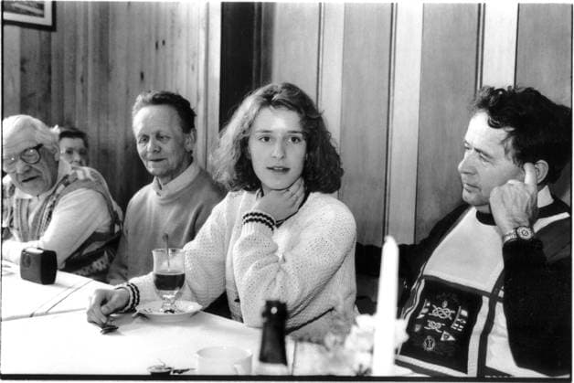 1993, Stefanie Hertel und Vater Eberhard Hertel bei behinderten Rentnern in Rochsburg Chemnitz BRD Sachsen *** 1993 Stefanie Hertel and father Eberhard Hertel with disabled pensioners in Rochsburg Chemnitz Germany Saxony