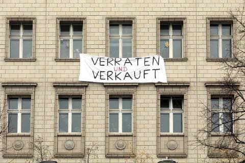 02.12.2018, Berlin Friedrichshain. Karl Marx Allee, Mieter protestieren gegen die Deutsche Wohnen u.a. mittels Transparenten an den Miethäusern. *** 02 12 2018 Berlin Friedrichshain Karl Marx Allee Tenants protest against Deutsche Wohnen by means of banners on the apartment buildings, among other things