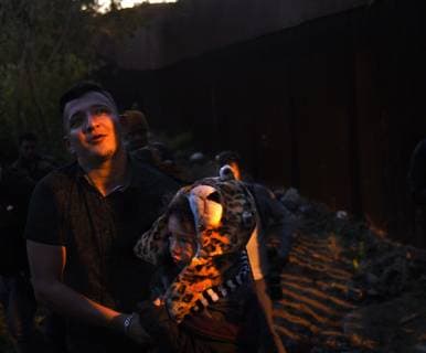 December 3, 2018 - Tijuana, Mexico - Central American Migrants from caravan breach the Tijuana-San Diego border at La Playa on December 3, 2018. Tijuana Mexico - ZUMAg208 20181203_zap_g208_001 Copyright: xCarolxGuzyx