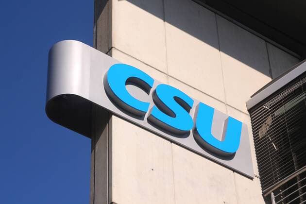 CSU Parteilogo an der Fassade am Franz Josef Strauss Haus mit der Zentrale der CSU Christlich Soziale n Union in München Schwabing Nord, Bayern, Deutschland