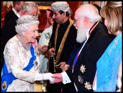 Entertainment Themen der Woche KW49 Entertainment Bilder des Tages . 04 12 2018. London, United Kingdom. Diplomatic Reception. Queen Elizabeth II greets guests at an evening reception for members of the Diplomatic Corps at Buckingham Palace in London.  xi-Imagesx xPoolx IIM-18966-0021