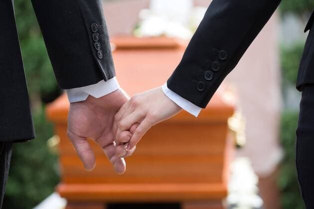  trauerhilfe - burial with coffin model released Symbolfoto property released  Copyright: xKzenonx Panthermedia09316178