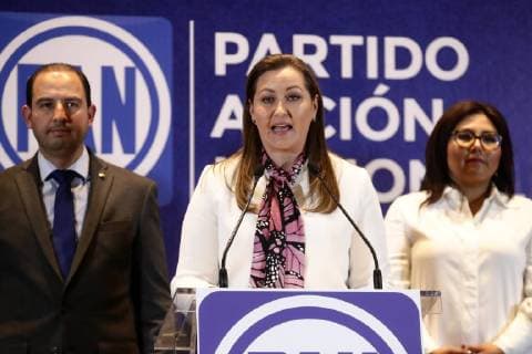 Mexiko, Martha Erika Alonso und Rafael Moreno Valle sterben bei Helikopter-Absturz December 4, 2018 - EUM20181204NAC17.JPG .CIUDAD DE MEXICO, Politic Politica-PAN.- 4 de diciembre de 2018.- La gobernadora electa, Martha Erika Alonso, informo que acudira a la Comision Interamericana de Derechos Humanos para que, a traves de una medida cautelar, se garantice el debido proceso legal y se de acceso efectivo a la justicia en la resolucion definitiva de la eleccion de Puebla. A su lado el dirigente nacional del PAN, Marko Cortes. Foto: Agencia EL UNIVERSAL RCC.  - ZUMAu78_ 20181204_zaf_u78_058 Copyright: xAlejandraxLeyvax