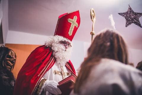 Lienz THEMENBILD - Nikolaus, waehrend eines traditionellen Hausbesuchs der Nikoaus und Krampusgruppe Frieden, aufgenommen am 04. Dezember 2018 in Lienz, Oesterreich Home visit from Krampus and Saint Nicholas. Krampus a mythical creature that, according to legend, accompanies Saint Nicholas during the festive season. Instead of giving gifts to good children, he punishes the bad ones, Lienz, Austria on 2018 12 04. *** Lienz THEMENBILD Nikolaus taken during a traditional home visit of Nikoaus and Krampusgruppe Frieden on 04 December 2018 in Lienz Austria Home visit from Krampus and Saint Nicholas Krampus a mythical creature that according to legend accompanies Saint Nicholas during the festive season Instead of giving gifts to good children he punishes the bad ones Lienz Austria on 2018 12 04  EX_FEI  