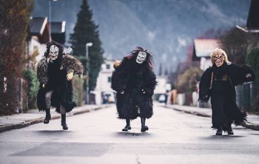 Lienz THEMENBILD - Krampuse beim Schaulauf, waehrend eines traditionellen Hausbesuchs der Nikoaus und Krampusgruppe Frieden, aufgenommen am 04. Dezember 2018 in Lienz, Oesterreich Home visit from Krampus and Saint Nicholas. Krampus a mythical creature that, according to legend, accompanies Saint Nicholas during the festive season. Instead of giving gifts to good children, he punishes the bad ones, Lienz, Austria on 2018 12 04. *** Lienz THEMENBILD Krampuse at an exhibition run during a traditional home visit of the Nikoaus and Krampusgruppe Frieden recorded on 04 December 2018 in Lienz Austria Home visit from Krampus and Saint Nicholas Krampus a mythical creature that according to legend accompanies Saint Nicholas during the festive season Instead of giving gifts to good children he punishes the bad ones Lienz Austria on 2018 12 04  EX_FEI  